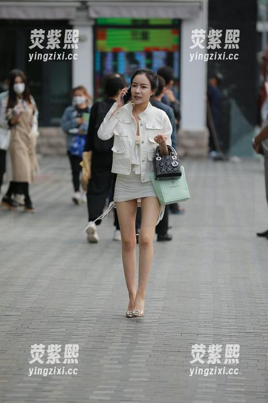 魔镜街拍 - 感谢图库有你，婷婷的白色吊带和黑丝腿又一次引发的无限遐想～