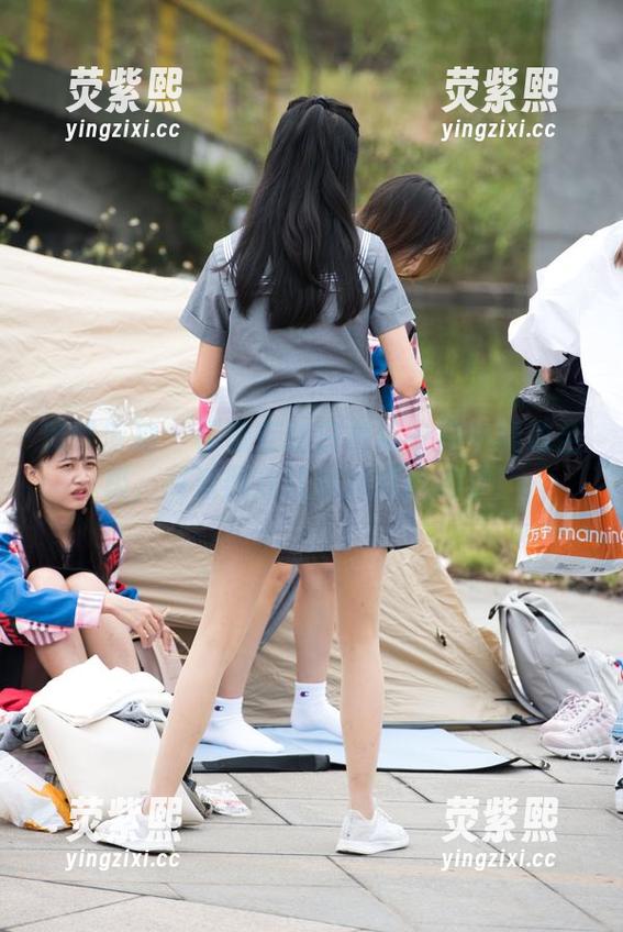 魔镜街拍 - 楼楼在这白色连衣裙中精致至极，高清照片让你掉进她的梦！