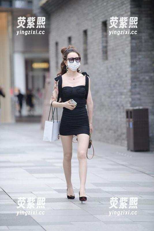 魔镜街拍作品集：在街头，肉丝与高跟鞋的巧妙碰撞