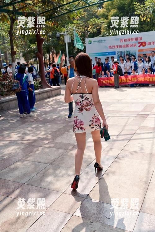 这红裙小姐姐在魔镜街拍的图库里，是想闪耀全场还是在悄悄撒娇？