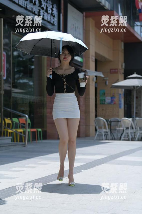 魔镜街拍图库听过吧，区里的紫色紧身连衣裙，慢慢走可不能急，免得走光。